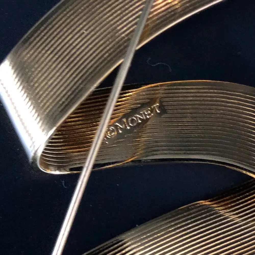 Vintage 1970 MONET Gold Tone Ribbon Pin Brooch 70's - Picture 5 of 5